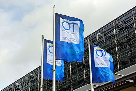 Flaggen der ZVO-Oberflächentage vor dem Congress Center Leipzig