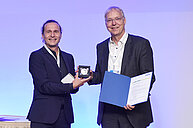 Der Jacobi-Preis 2023 ging an Dr. Andreas Zielonka (r.), überreicht von Dr. Martin Metzner.