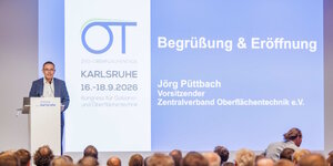 Jörg Püttbach welcomed the participants to the ZVO Surface Days 2026 at the Stadthalle in Karlsruhe. (Photo: ZVO_OT2026_Ole Spata)
