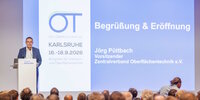 Jörg Püttbach welcomed the participants to the ZVO Surface Days 2026 at the Stadthalle in Karlsruhe. (Photo: ZVO_OT2026_Ole Spata)
