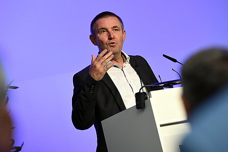 Jörg Püttbach, neuer Vorsitzender des ZVO, eröffnete die ZVO-Oberflächentage 2023 im Mercure Hotel MOA Berlin.