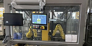 Gelbe Roboterarme bestücken ein Galvanikgestell. (Bild: Roth)