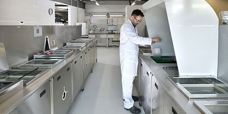 Technikumsanlage Chemisch Nickel im Kompetenzzentrum von riag